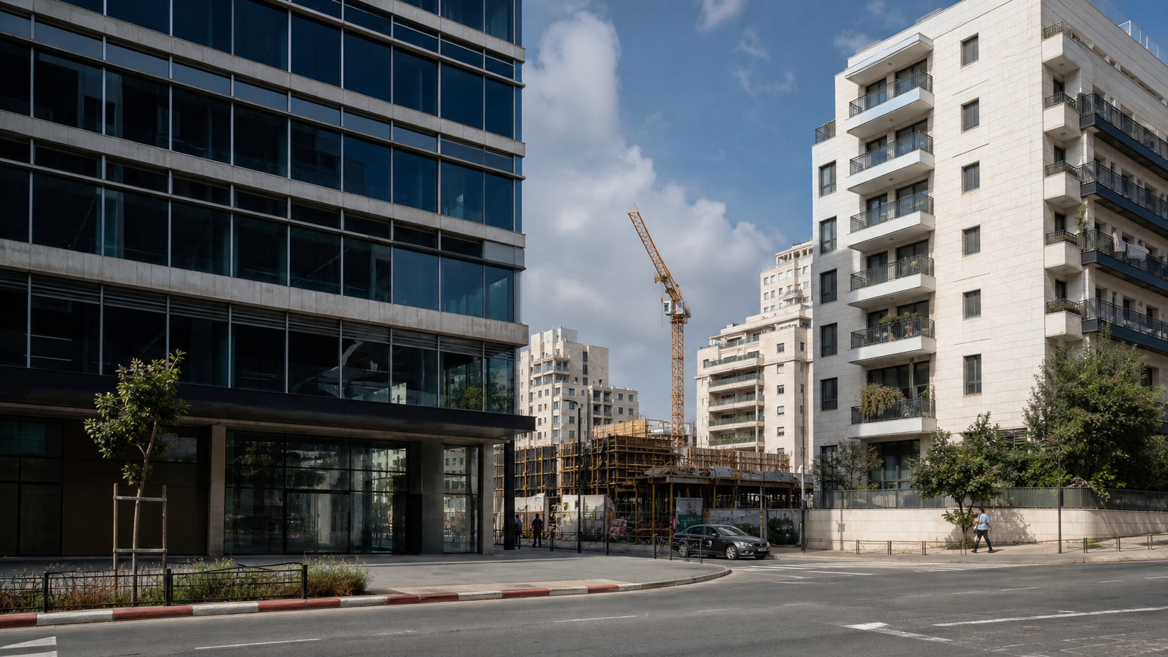 בניין משרדים, אתר בנייה ובניין מגורים חדש באזור עירוני בישראל